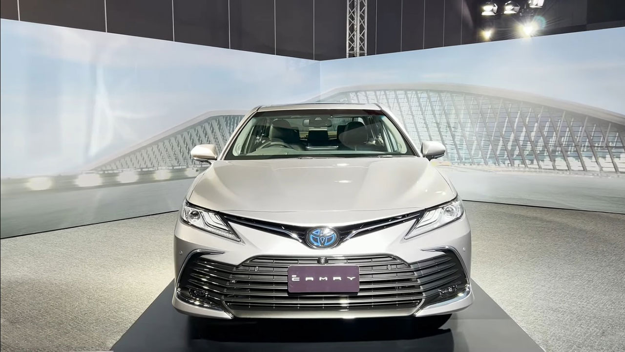 camry-2022-van-hanh-an-toan.jpg